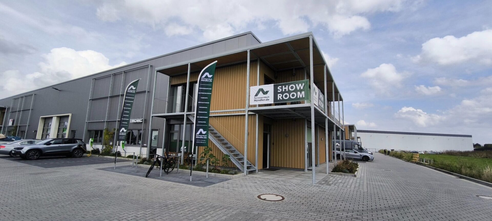 Showroom Terrassendachhaendler07 2048x922 1 -